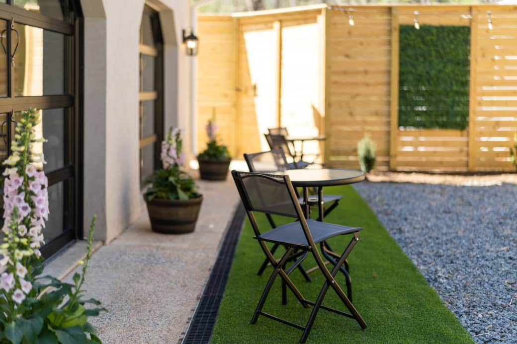 Nelly's Oasis // front courtyard area