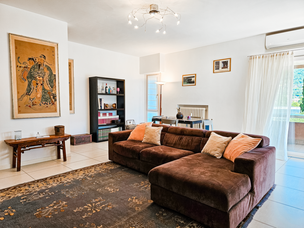 The large windows and the light of the living room