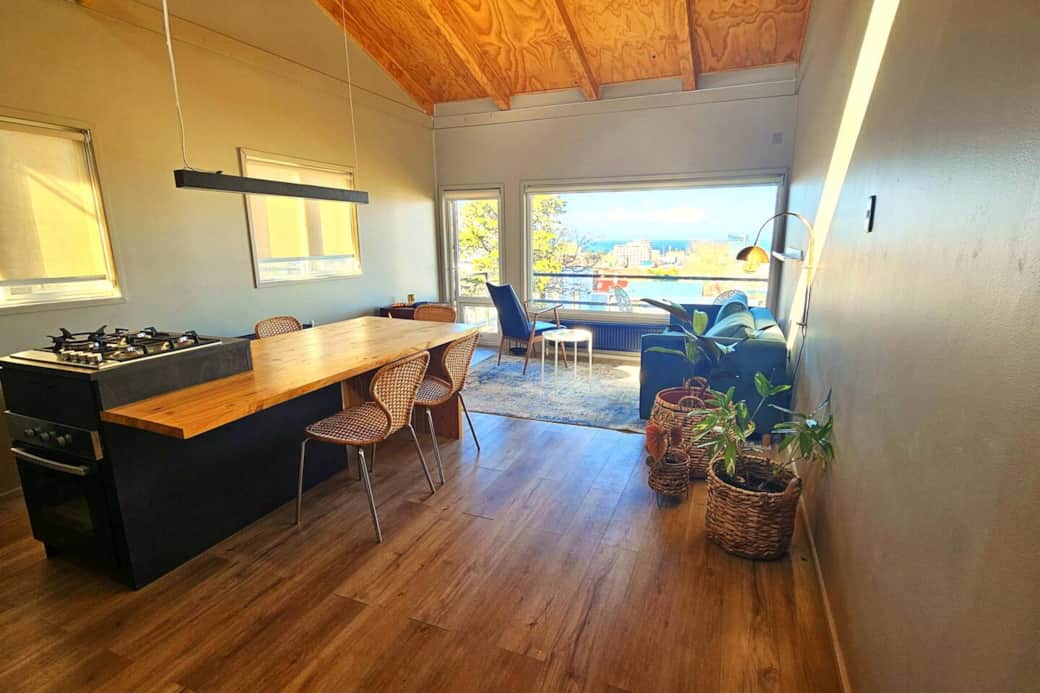 Sala de estar y comedor con cocina de concepto abierto.
Disfruta de tu estadia con el Estrecho de Magallanes de fondo Sala de estar y comedor con cocina de concepto abierto.
Disfruta de tu estadia con el Estrecho de Magallanes de fondo