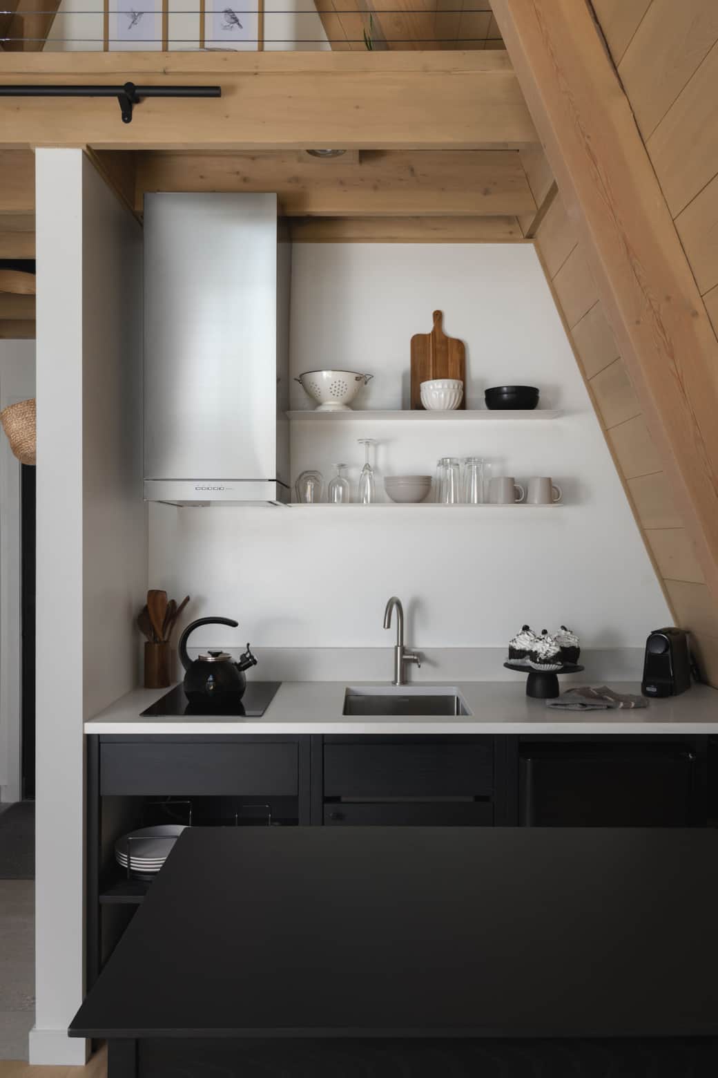 Cuisine complète, épurée — tout ce qu’il faut pour cuisiner simplement. Photo: @jordannbrown_imaging