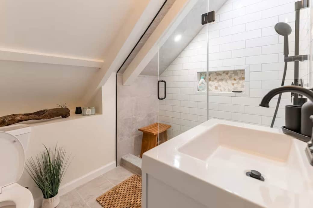 Ensuite Bath - Primary Bedroom