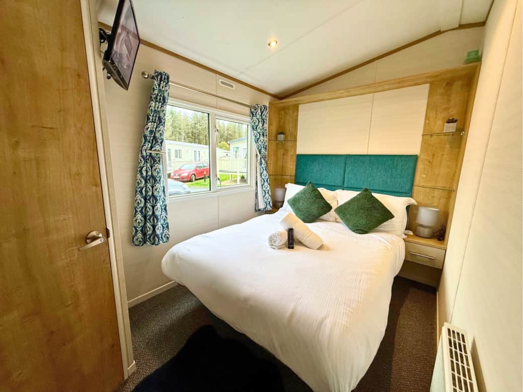 Double bedroom with ensuite bathroom