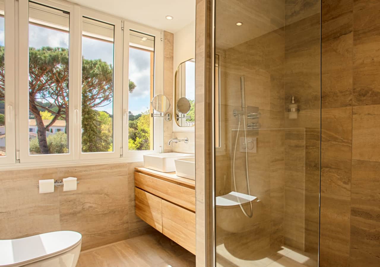 Salle de douche avec WC