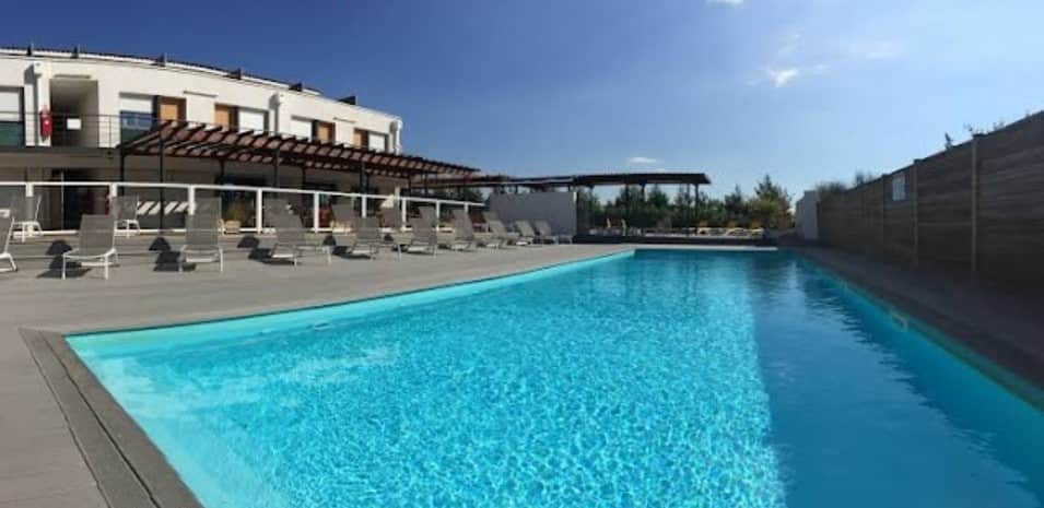 Piscine de la résidence avec bains de soleil, ouverte de mai à septembre