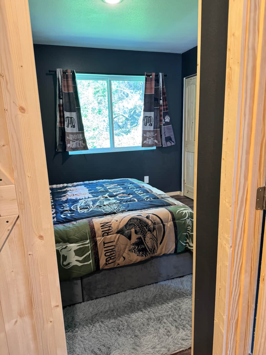 Bedroom with queen size bed