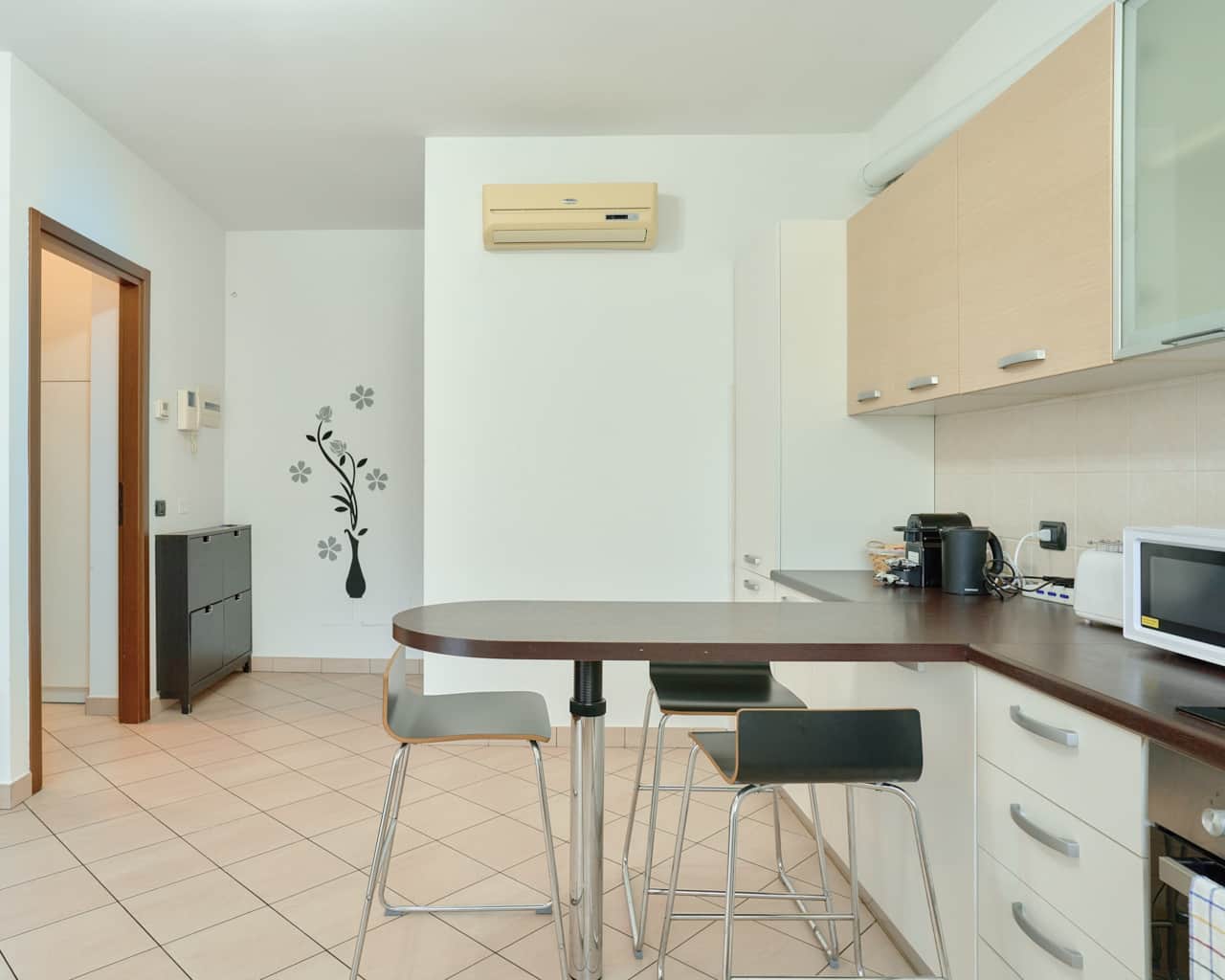 Comedor con taburetes y aire acondicionado de pared