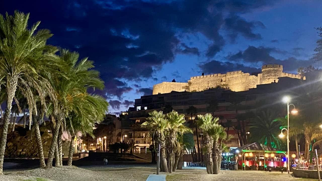 Zamek San Miguel w Almuñécar nocą, widok od plaży Los Bajos na Costa Tropical