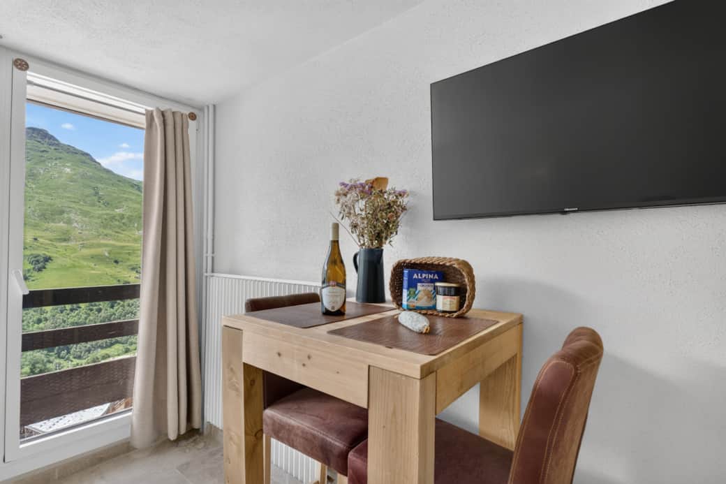 Dining area facing the window: mountain scenery at every moment.