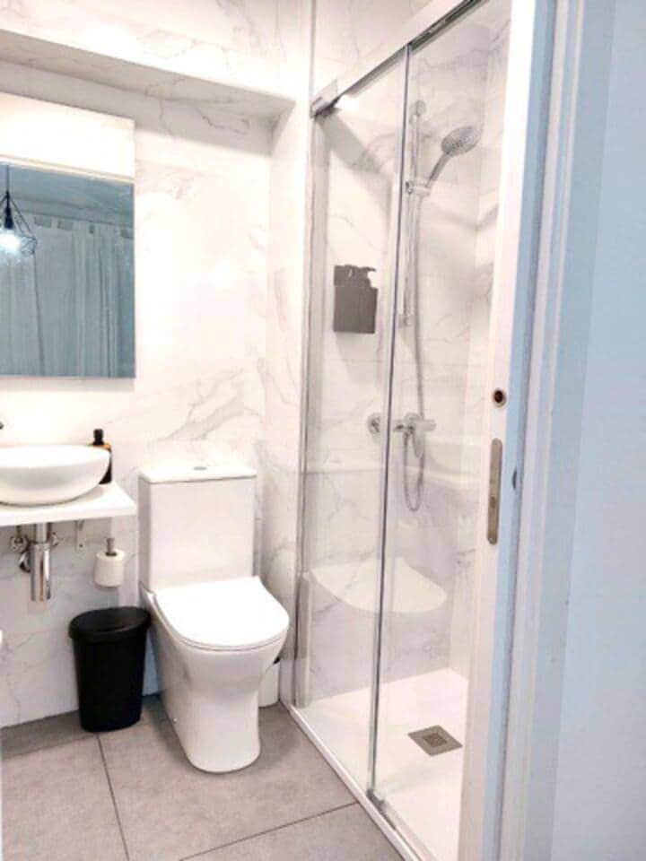 Baño completo privado de habitación principal. 