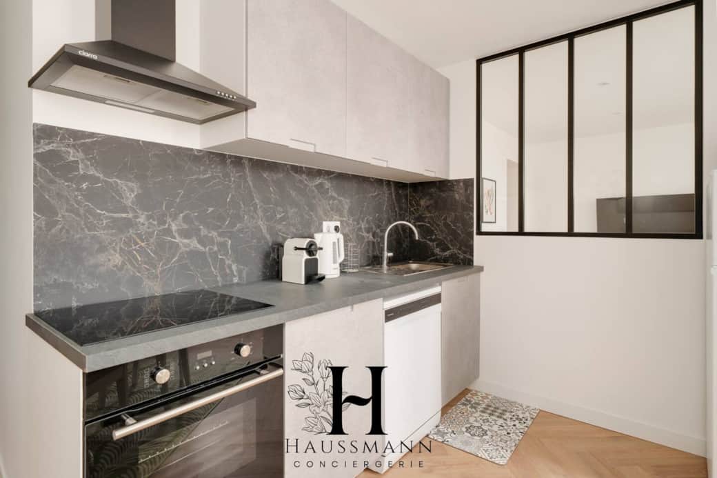 Une cuisine moderne entièrement équipée avec plaque de cuisson, frigo, lave-vaisselle, four, micro-ondes, machine à café, bouilloire. Une cuisine moderne entièrement équipée avec plaque de cuisson, frigo, lave-vaisselle, four, micro-ondes, machine à café, bouilloire.