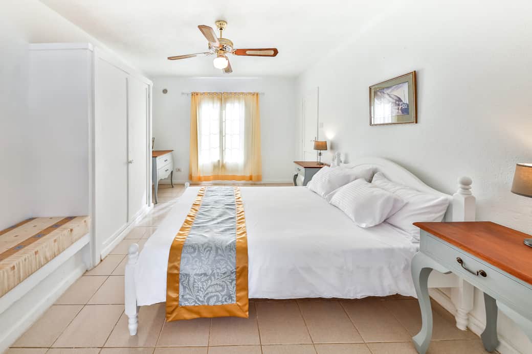 Bedroom 1 - Queen bed