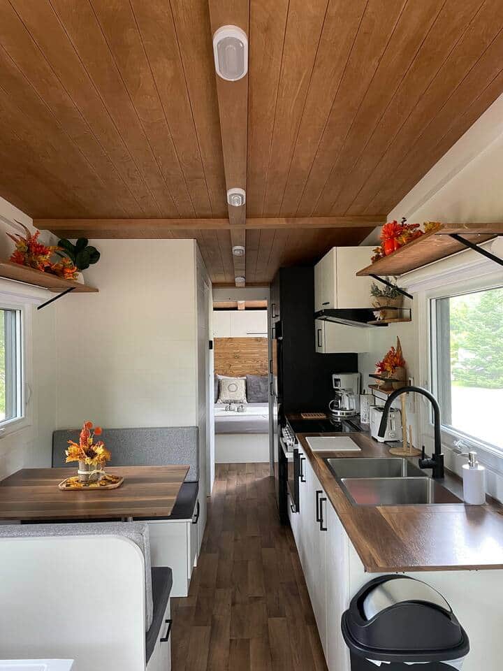 Cuisine et table avec banquette