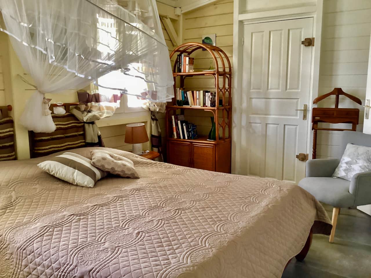 La chambre climatisée du rez-de-chaussée