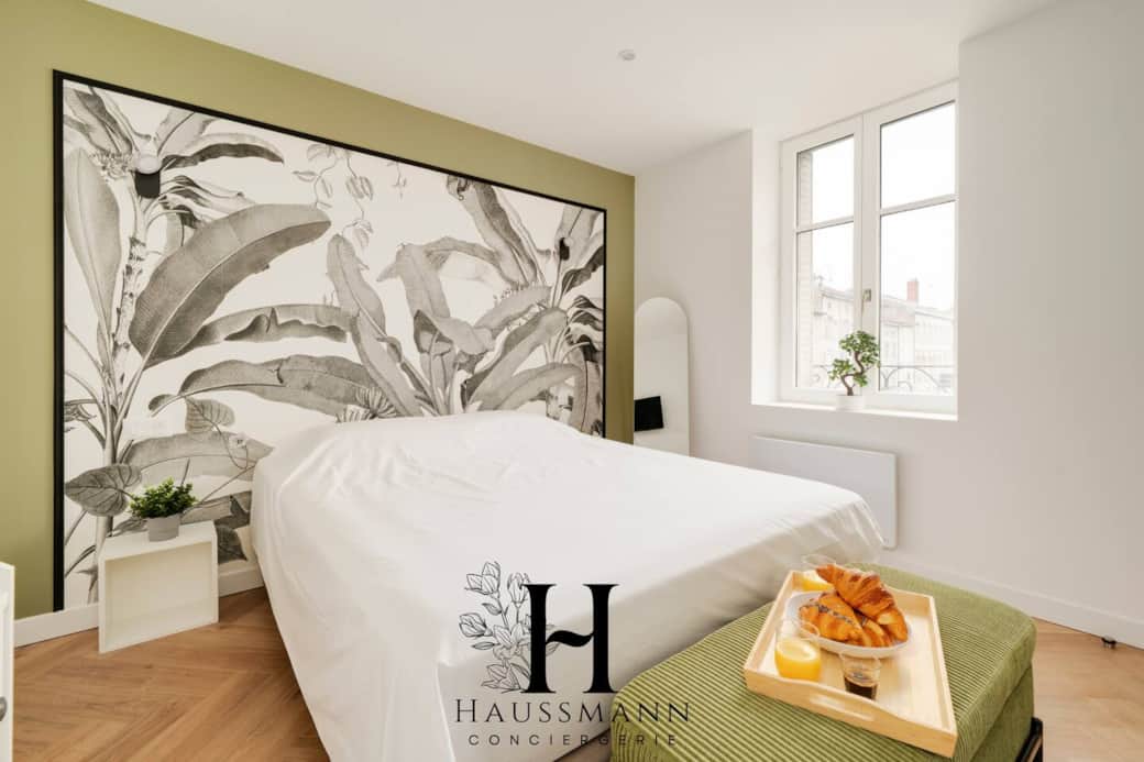 Un espace nuit élégant avec lit queen size, placards pratiques et TV 4K, parfait pour se détendre après une journée de visite. Un espace nuit élégant avec lit queen size, placards pratiques et TV 4K, parfait pour se détendre après une journée de visite.