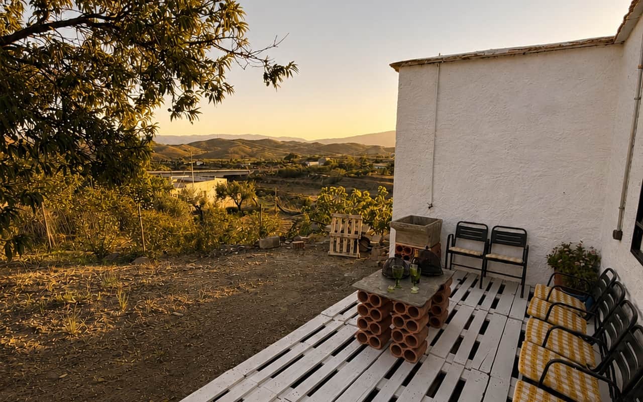 Terraza de la casa al atardecer con vistas al valle de Gérgal y la Sierra de los Filabres