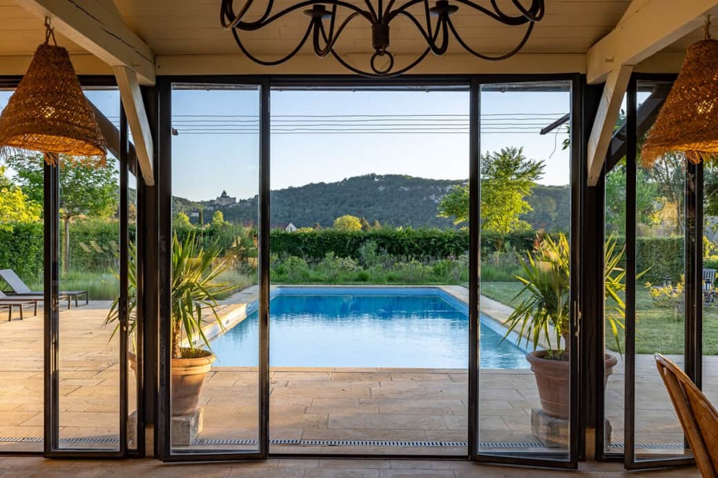 Depuis la piscine de 5x15m, le regard embrasse Castelnaud, Marqueyssac, Beynac et Fayrac… Nager entouré de quatre châteaux, un privilège absolument unique.