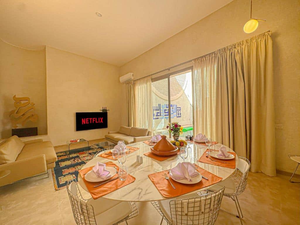 Espace repas lumineux, préparé pour savourer le petit-déjeuner dans une ambiance conviviale.