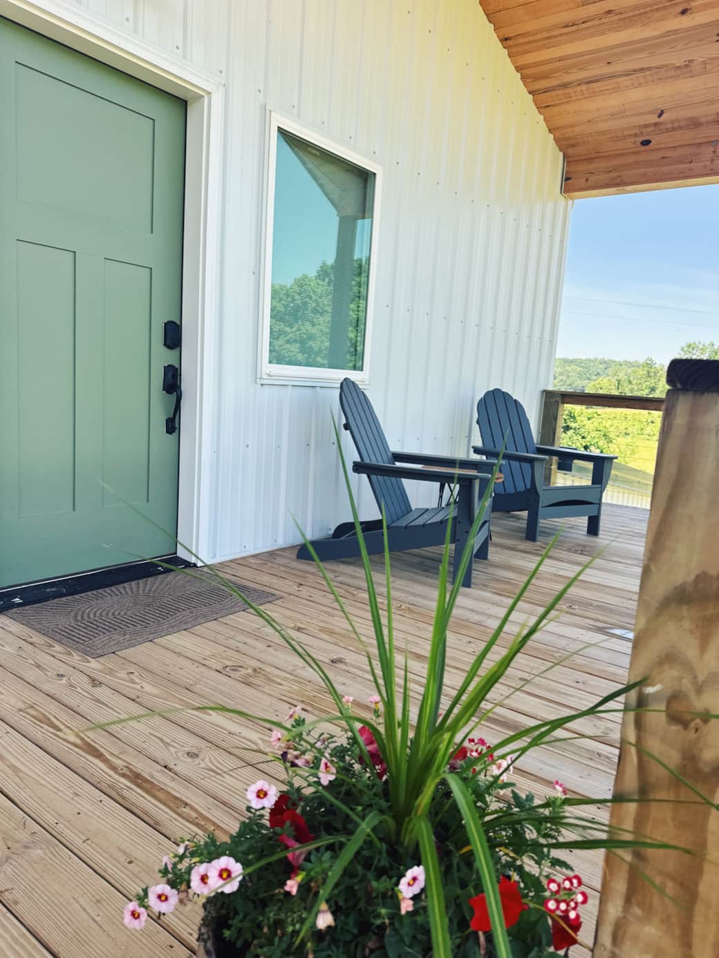 Sunset entrance and porch sitting area to enjoy the countryside Sunset entrance and porch sitting area to enjoy the countryside