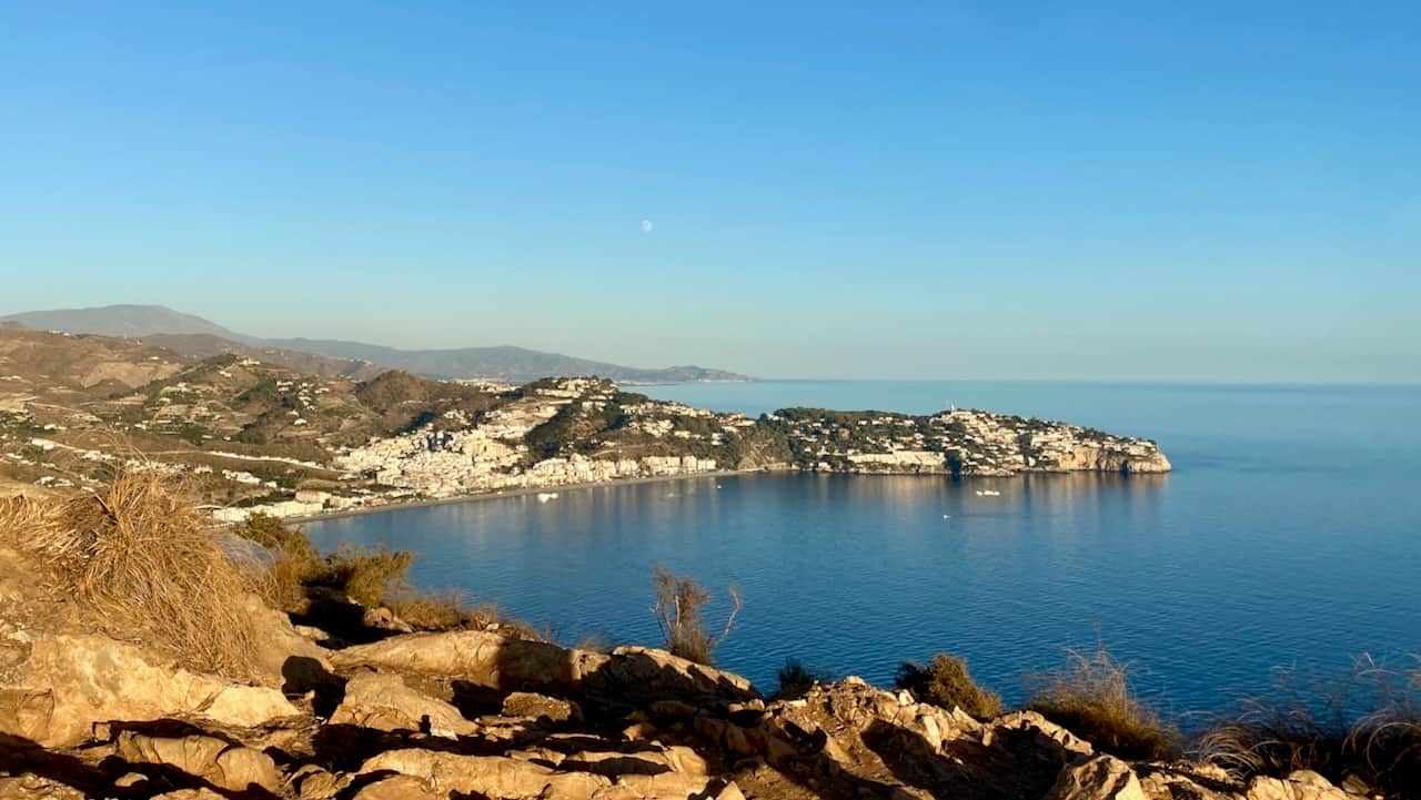 Bahía de La Herradura en Andalucía, donde las montañas se encuentran con el mar Mediterráneo