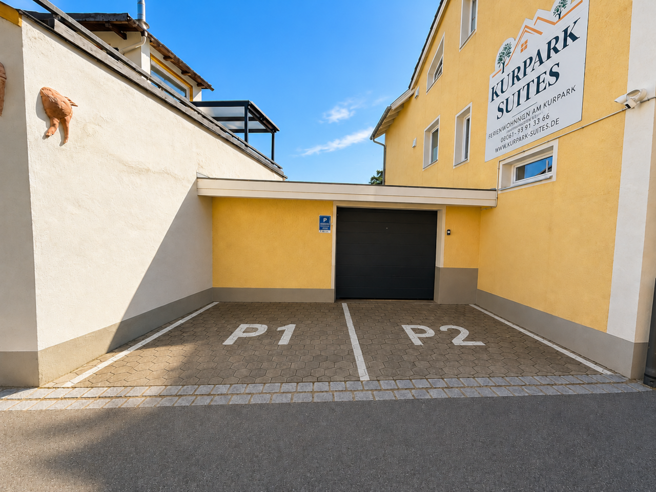Davanti al garage (a sinistra della casa)