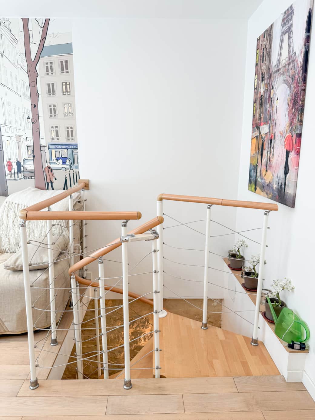 Salon escaliers vers la chambre
