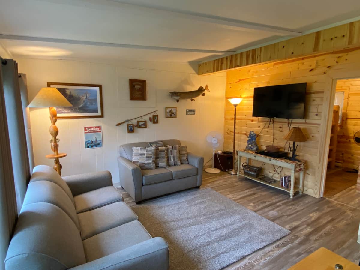 Lazy Acorn "The Blue Gill" on Lake Mitchell Vacation Home in Cherry