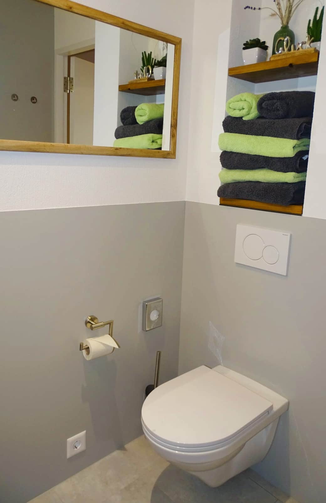 WC, Spiegel, Handtücher im modernem Bad vom barrierefreiem Ferienhaus Haus im Garten Kopie