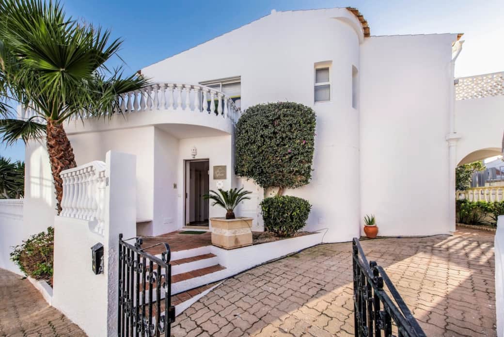 Inviting entrance area with private car parking space. Inviting entrance area with private car parking space.