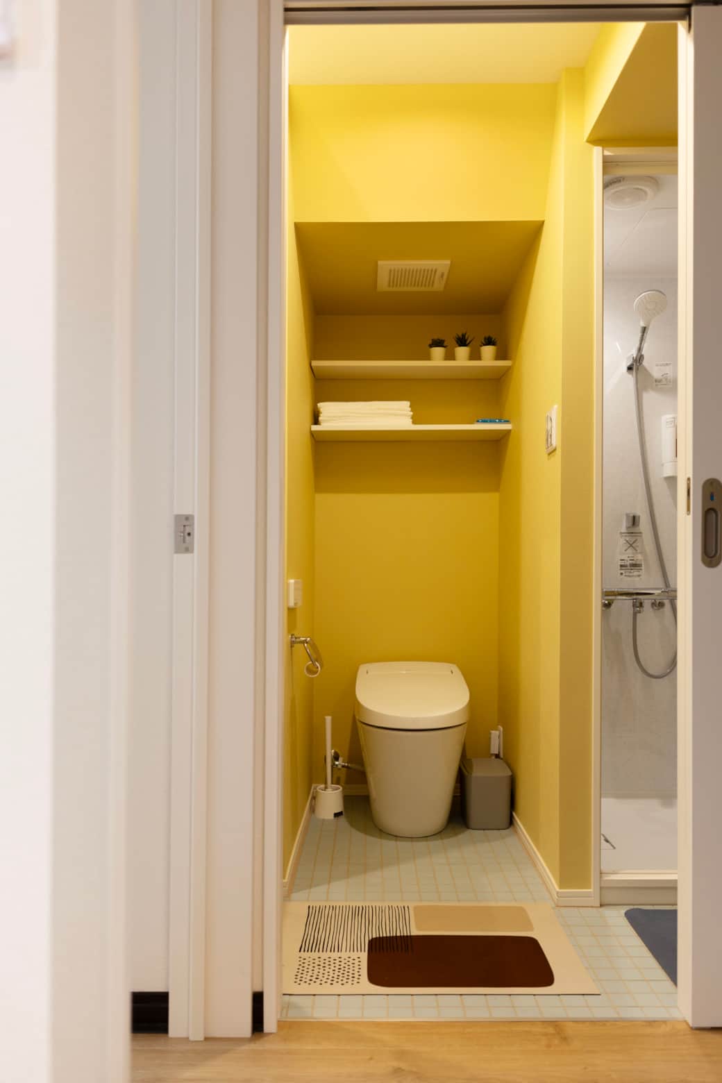 Modern and minimalist bath facilities in a hidden gem Tokyo rental near local cafés and transit. Modern and minimalist bath facilities in a hidden gem Tokyo rental near local cafés and transit.