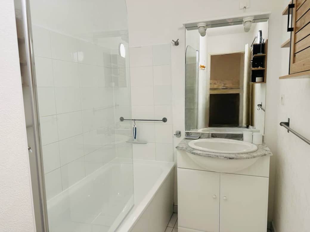 Salle de bain avec baignoire, lavabo Salle de bain avec baignoire, lavabo
