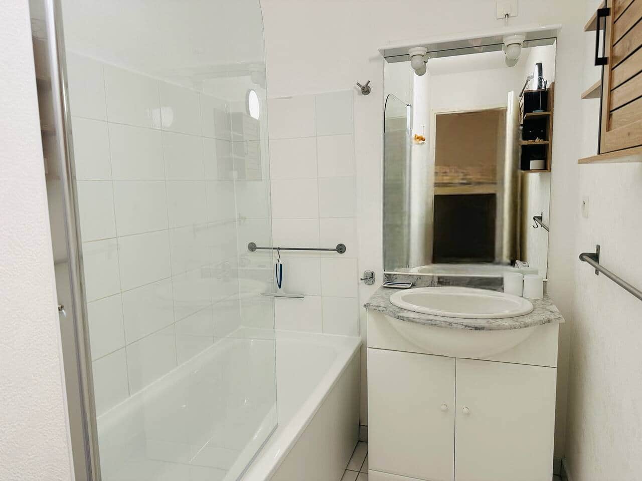 Salle de bain avec baignoire, lavabo