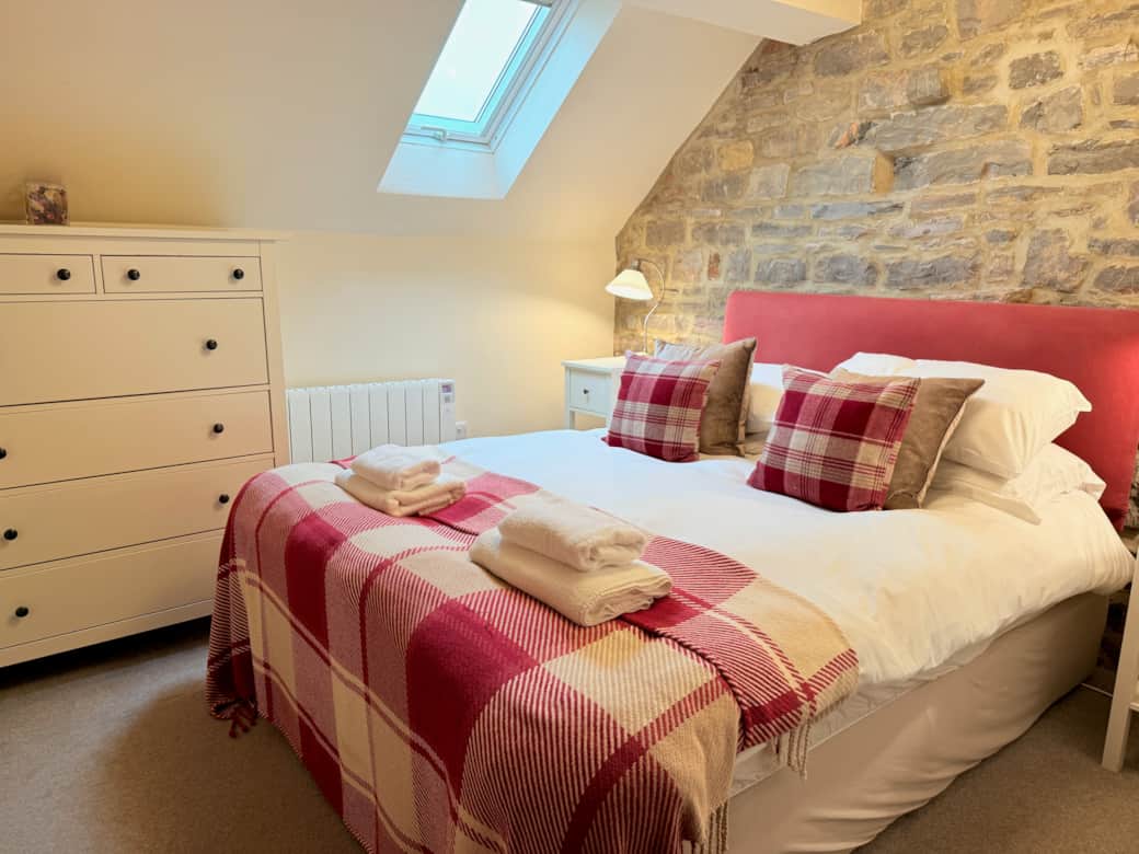 Bluebell bedroom 1 - Kingsize bed