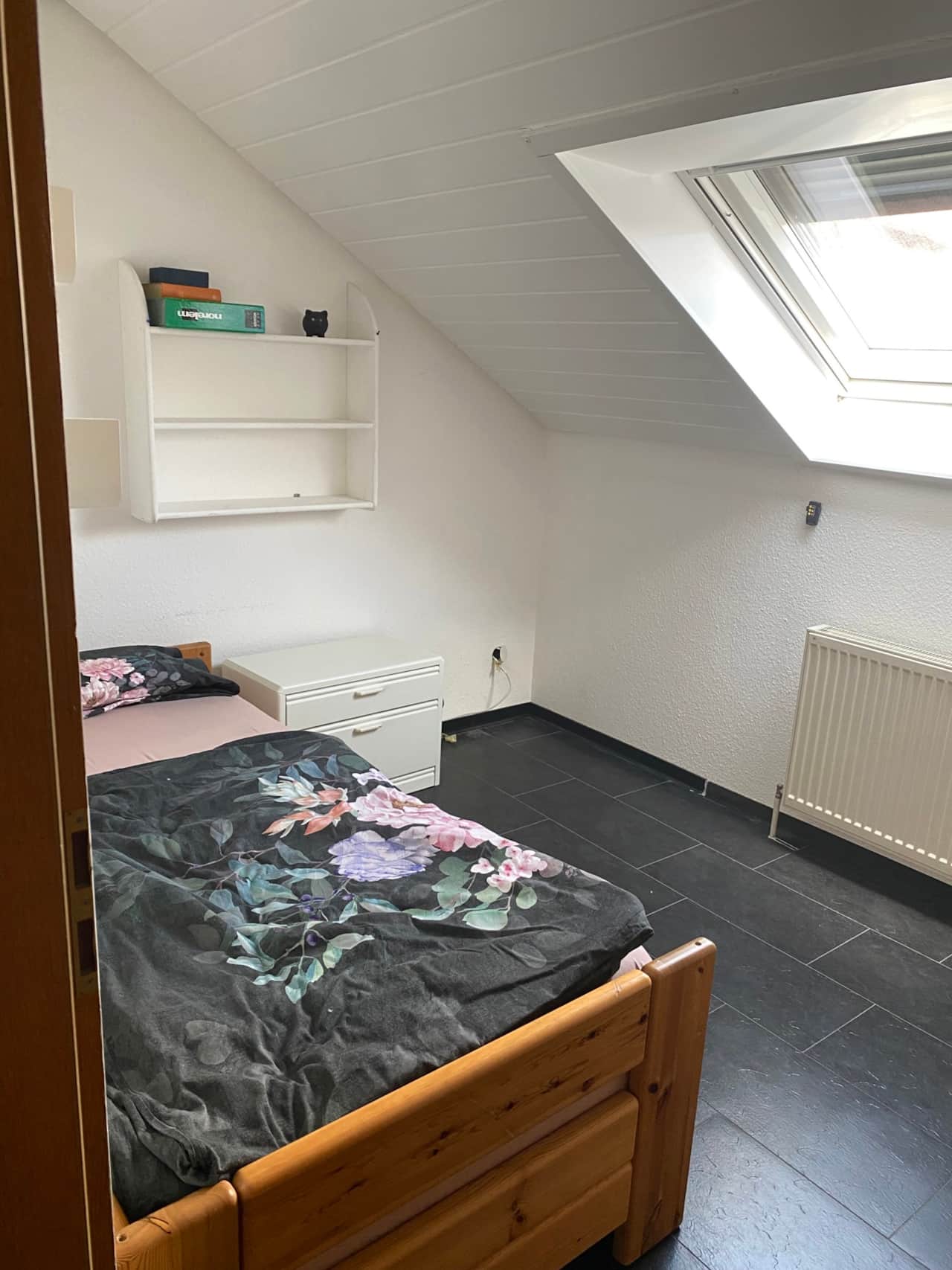 Ansicht Schlafzimmer mit Einzelbett