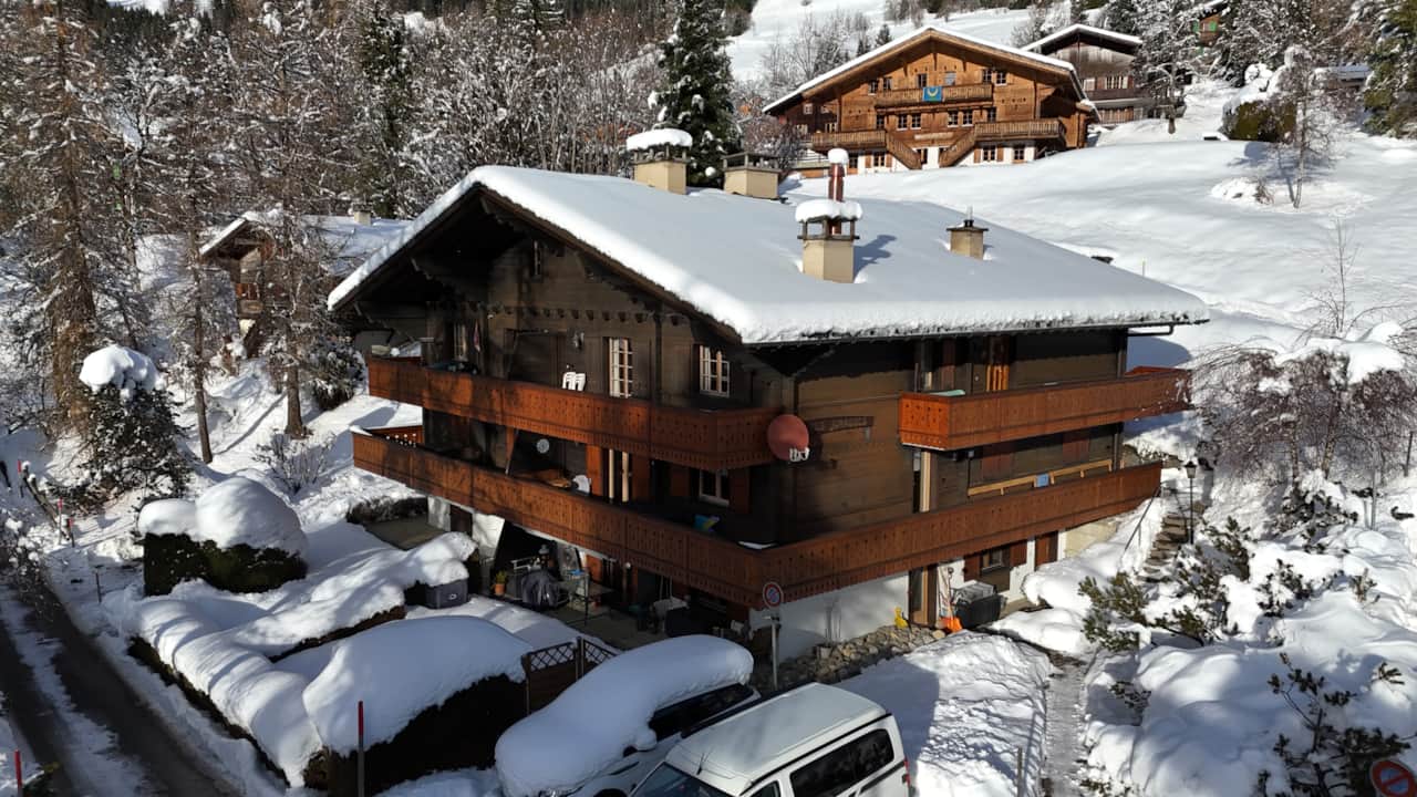 Panoramablick vom Himmel auf die Wohnung.