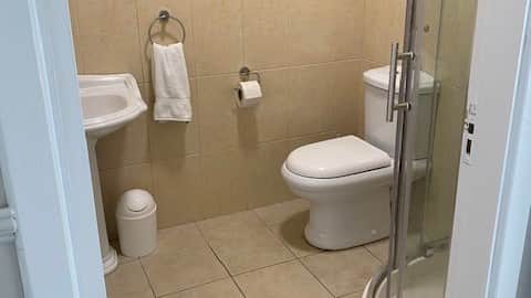 Bathroom 3 (2)