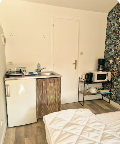 Kleine kitchenette met praktische opbergruimte