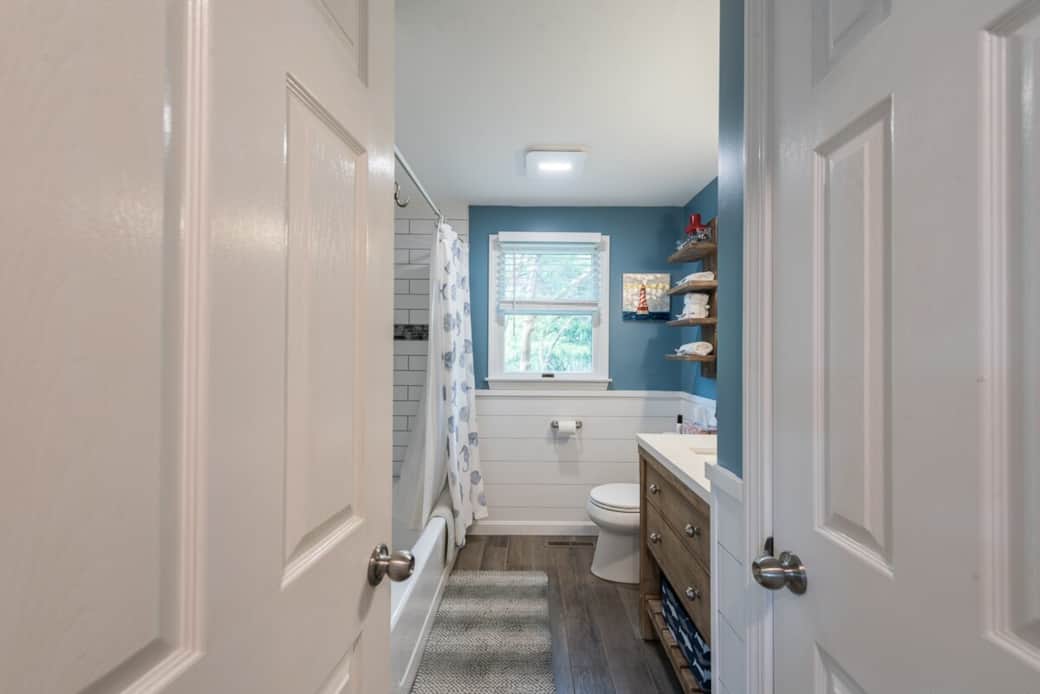 Brand spanking new bathroom with tub/shower