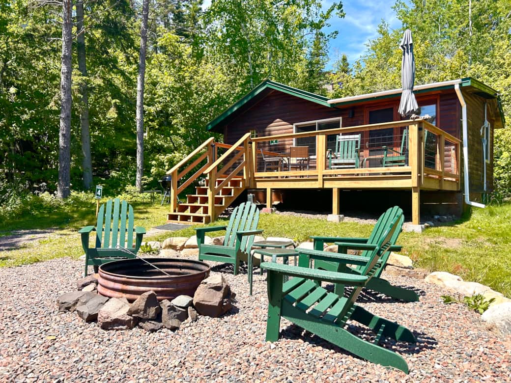 Eve's Place Lakeside Cabins, Cabin 4 with beautiful new deck