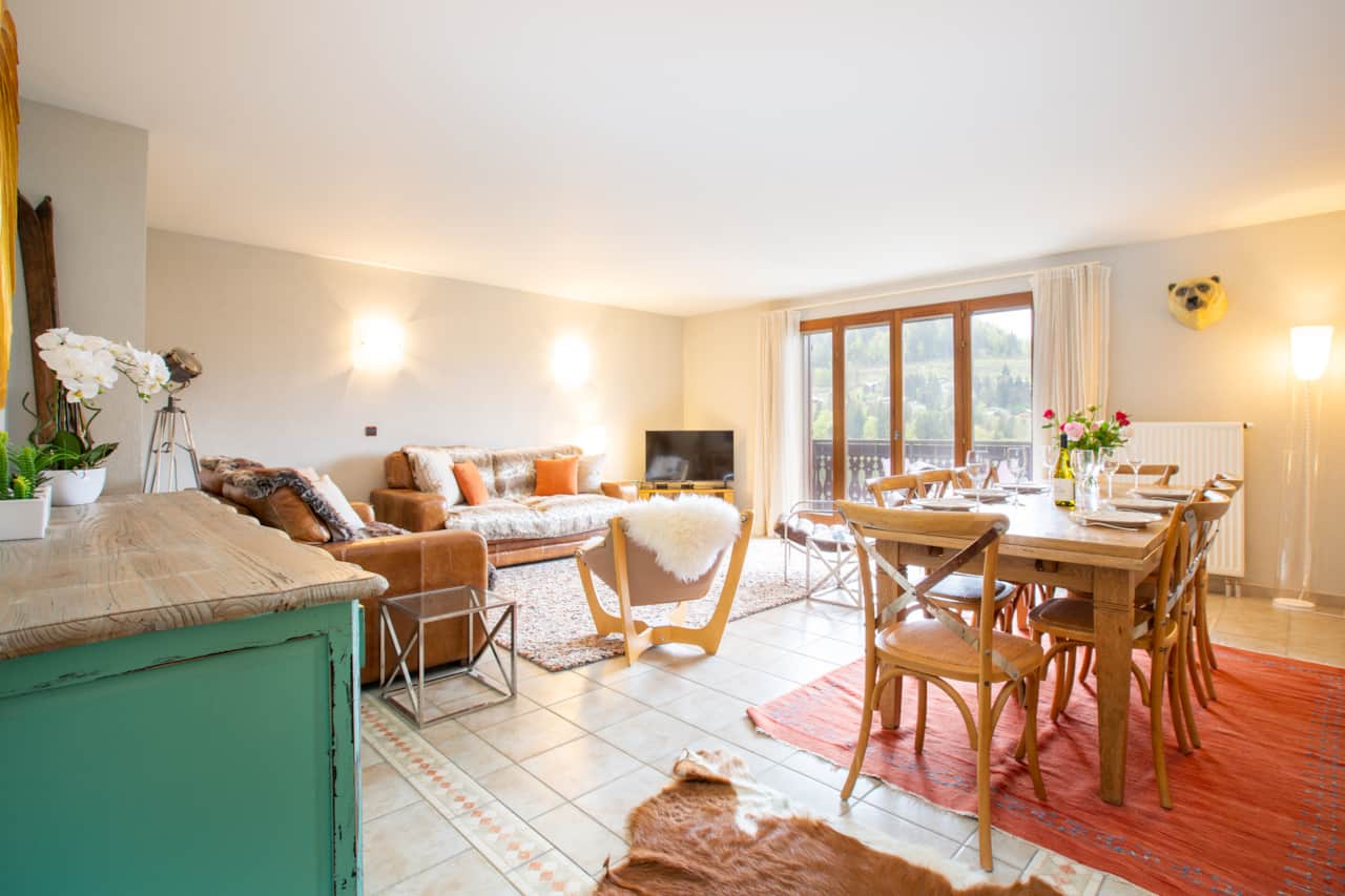Lounge & dining area