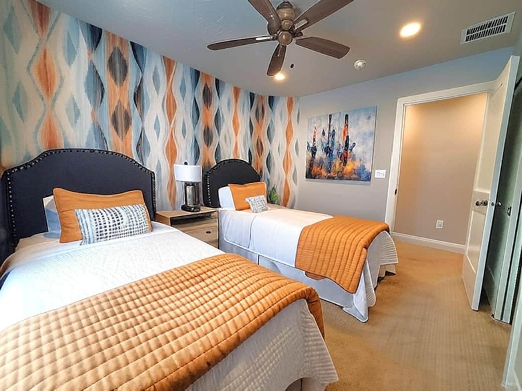 XL Twins w/ TV XL Twins w/ TV