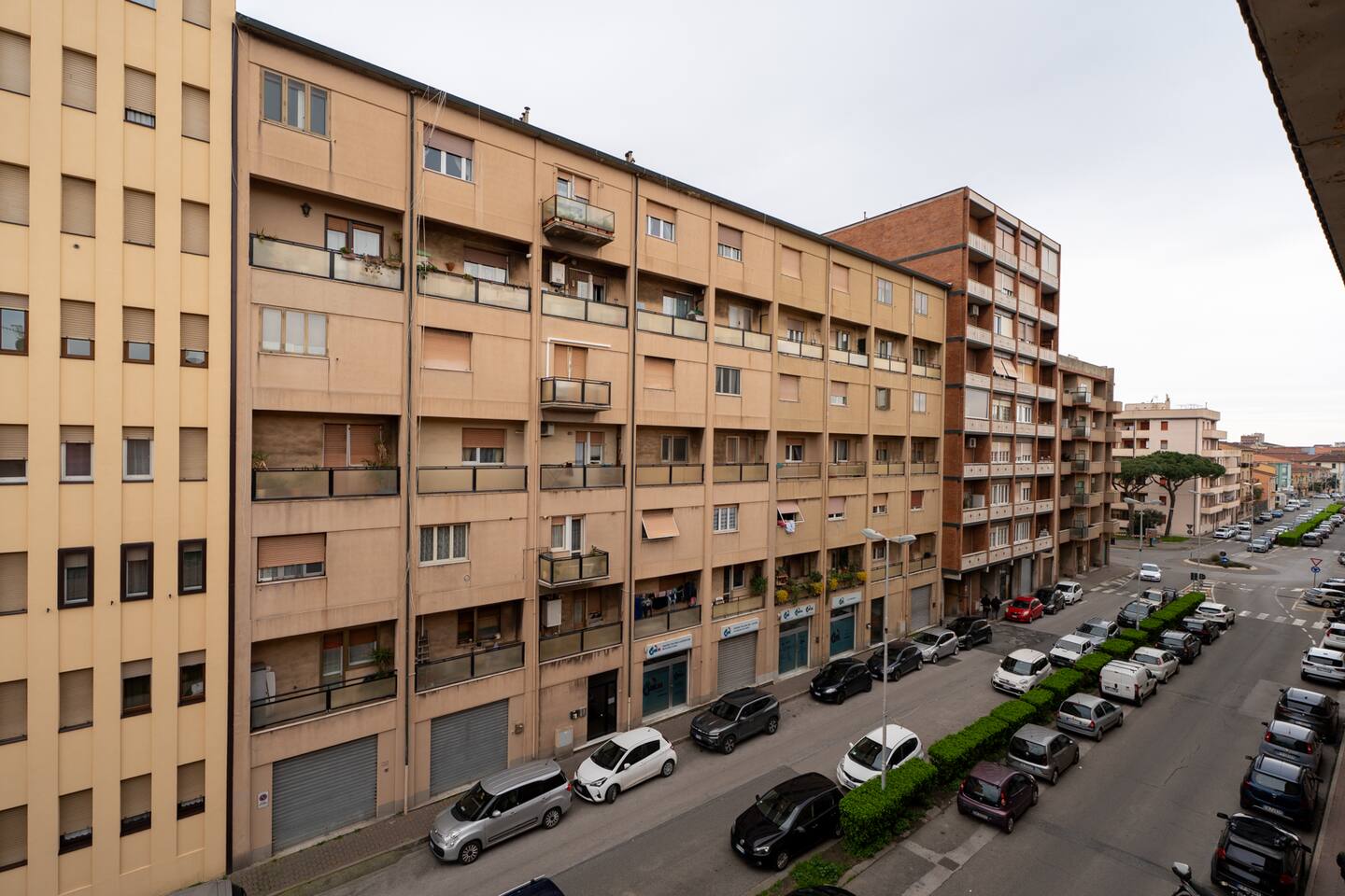 Affaccio su strada secondaria con molte possibilità di parcheggio gratuito in strada