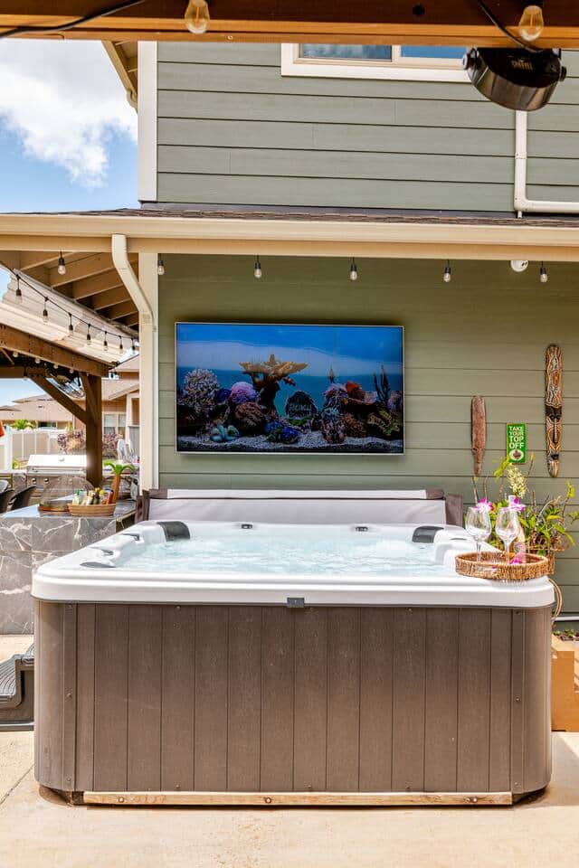 Hot tub for 6