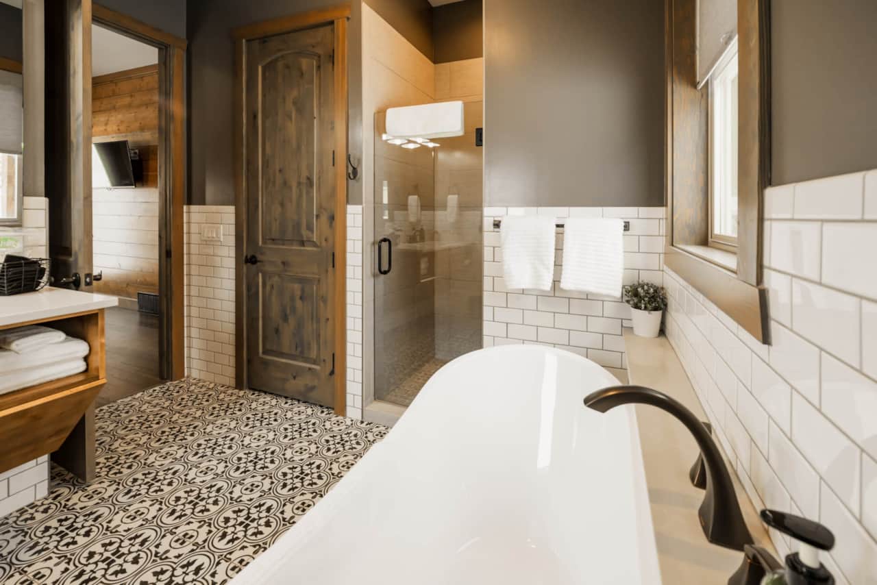 Level 1 - King Suite 1 Master Bath 