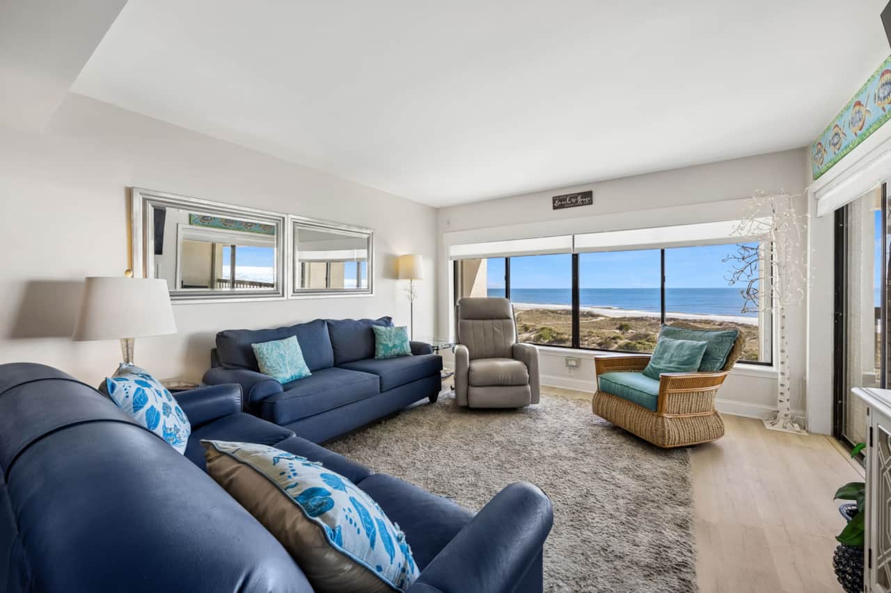 C121 Surf & Racquet - Living Area 2