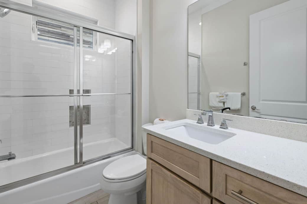 Queen Bathroom 2