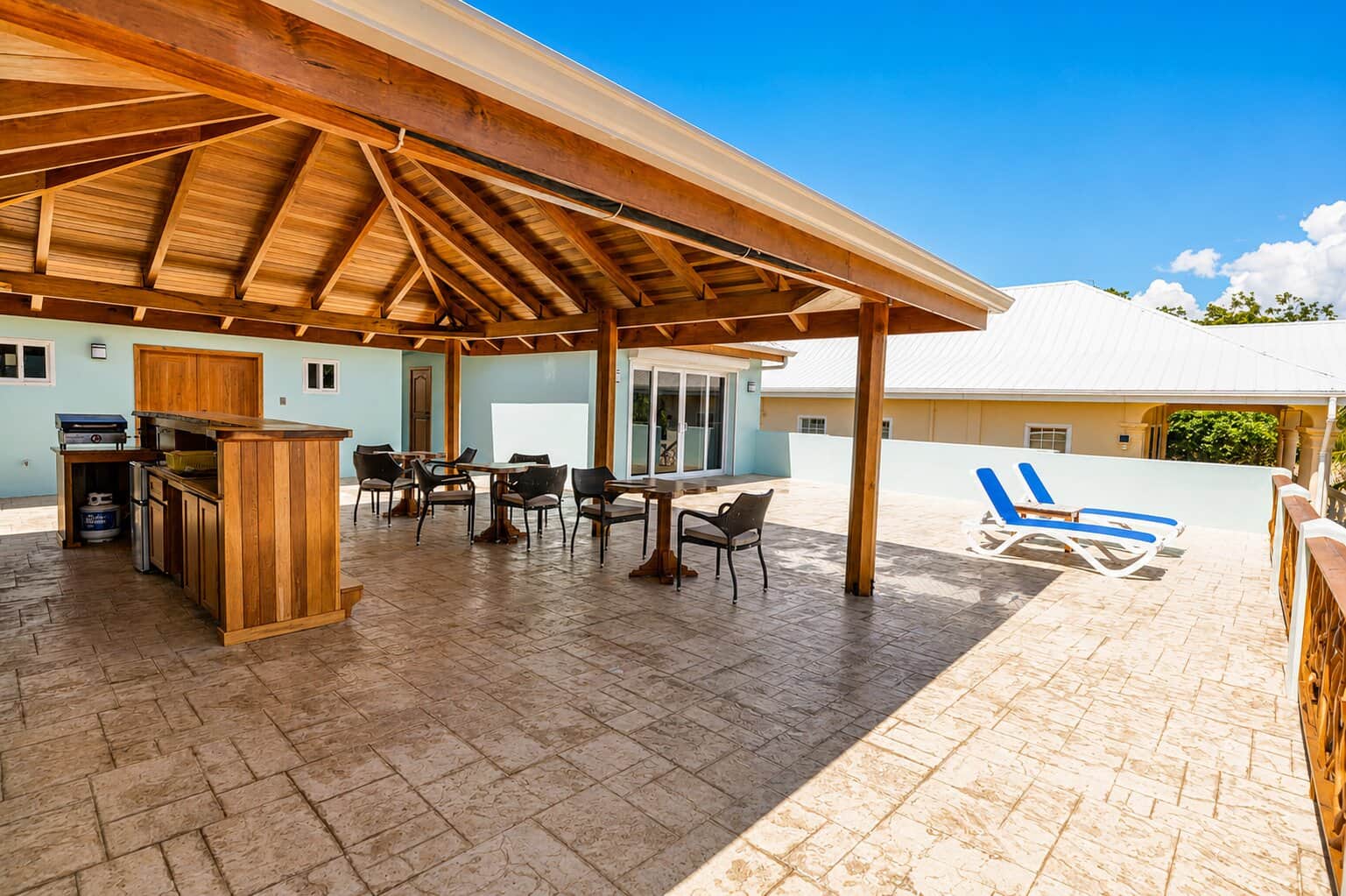 Tiki Bar and Sun Deck.jpg Tiki Bar and Sun Deck.jpg