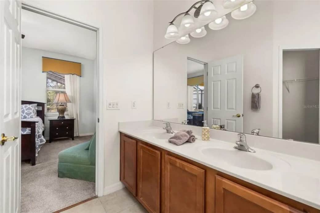 Master bedroom en-suite 