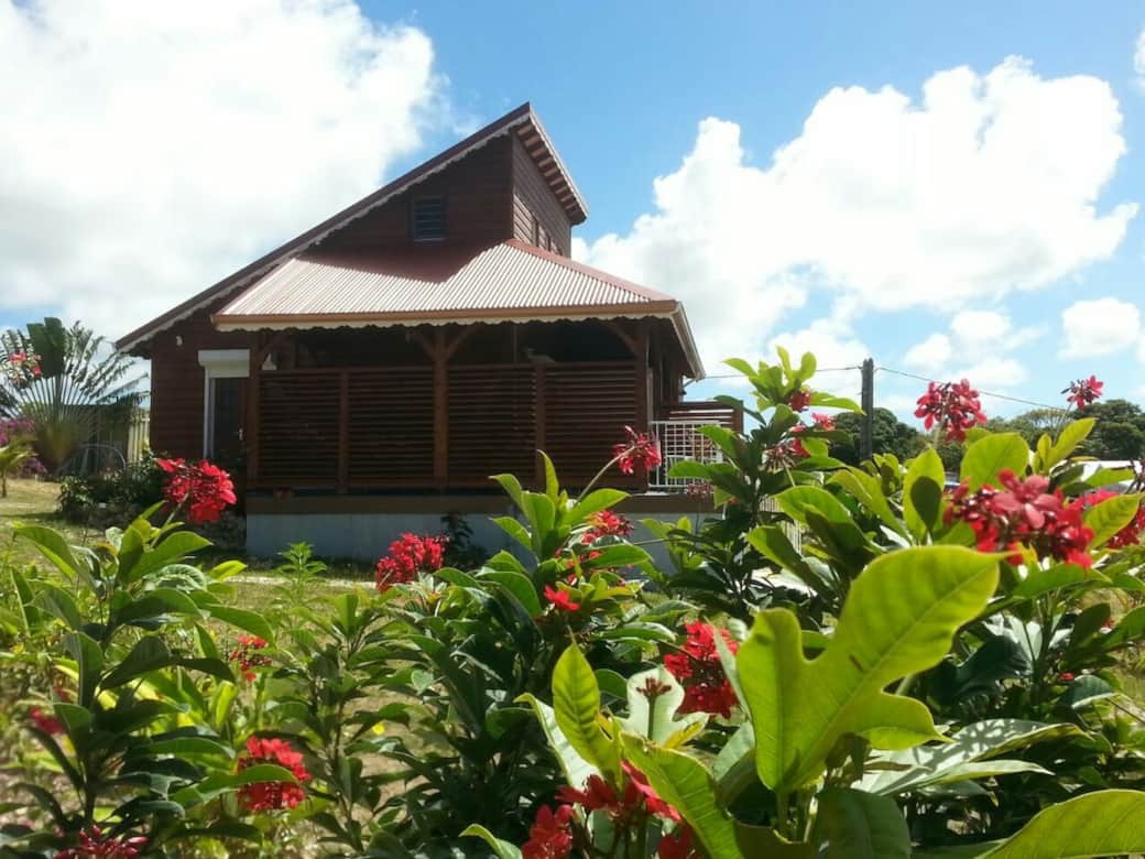 Vue du Nanou's depuis le jardin fleuri 