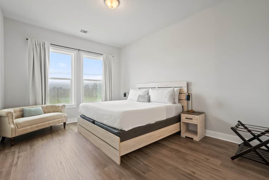 Peaceful primary suite with en-suite bath