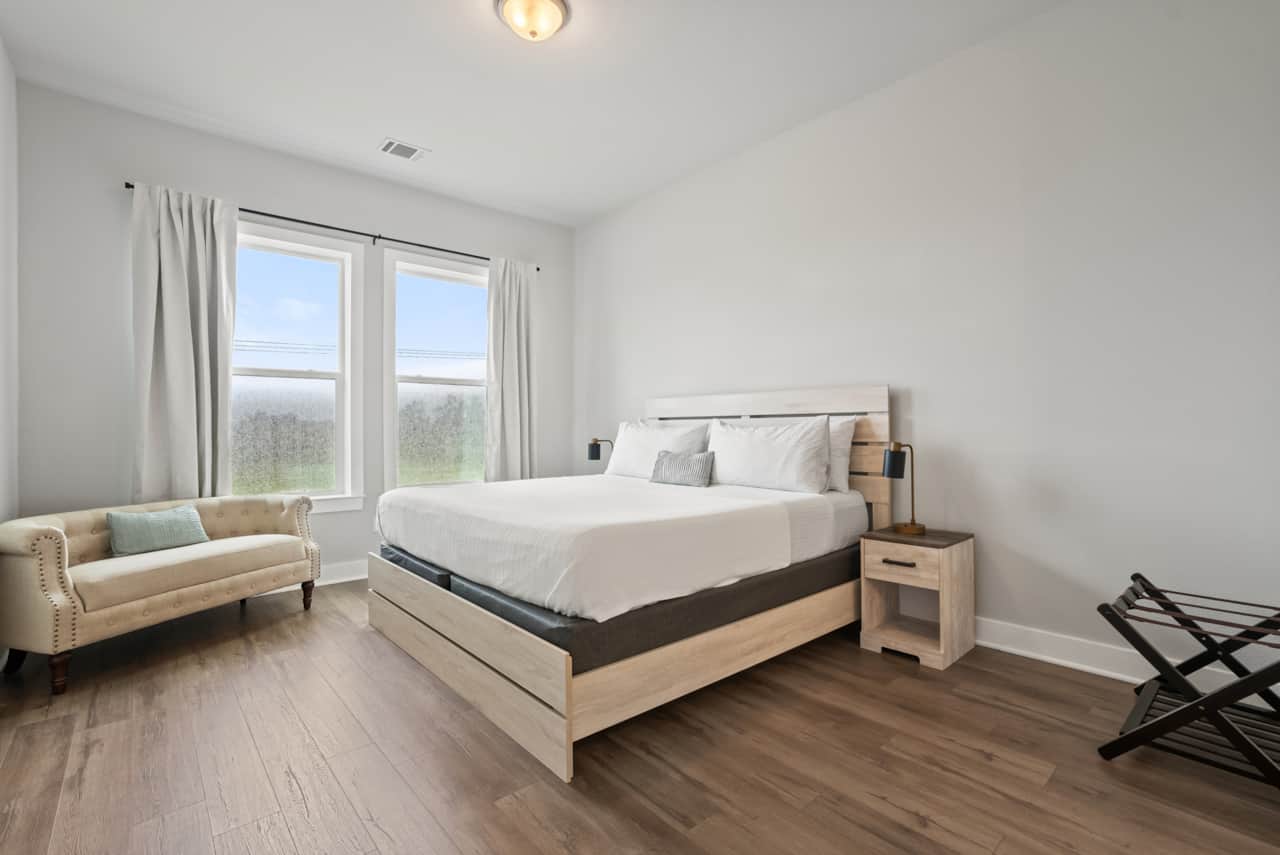 Peaceful primary suite with en-suite bath